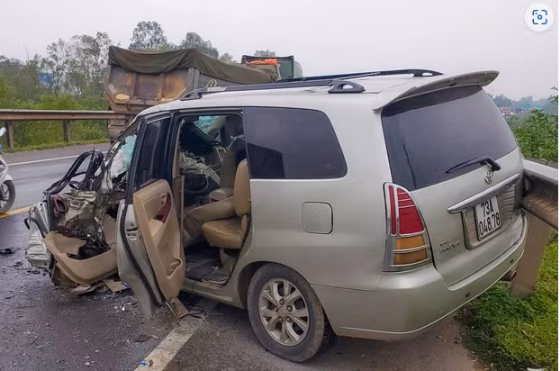 Sau cú va chạm mạnh với xe khách giường nằm đã khiến chiếc xe ô tô con vỡ nát đầu.