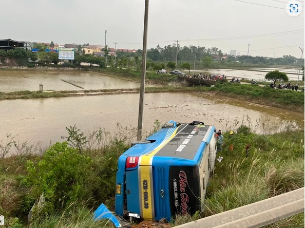 Cú va chạm mạnh đã khiến xe khách giường nằm lao khỏi ta luy và đâm xuống ruộng, hư hỏng nặng.