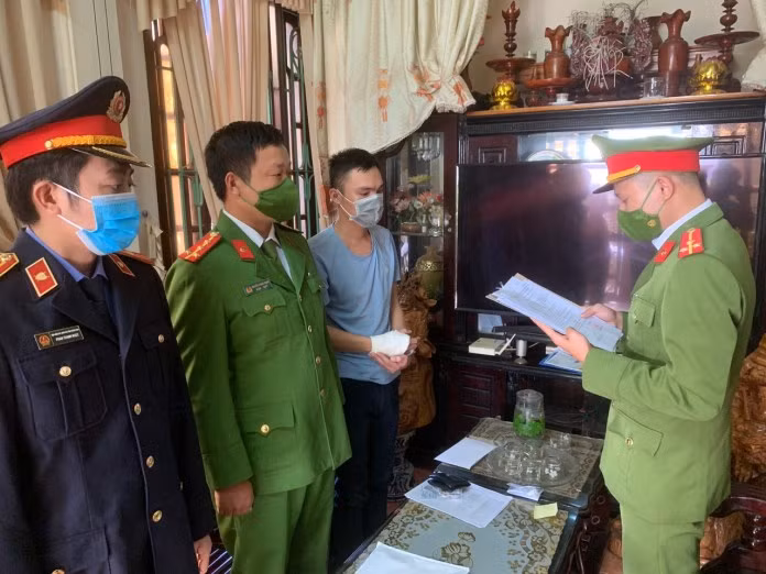 Công an tỉnh Quảng Bình đọc lệnh bắt tạm giam đối tượng Phạm Duy Khánh về hành vi lừa đảo chiếm đoạt tài sản.