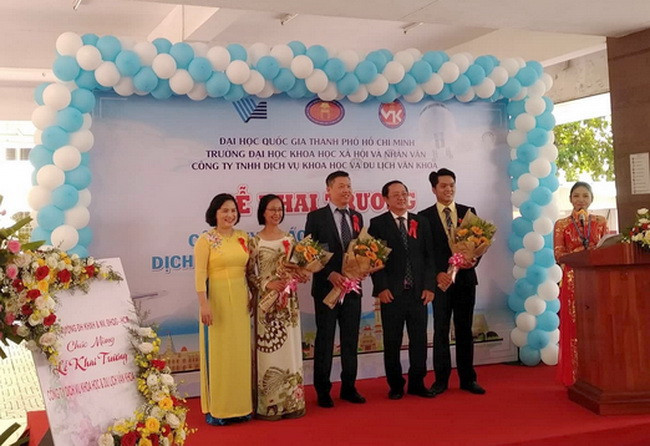 Lãnh đạo ĐH Quốc gia TPHCM và Lãnh đạo nhà trường chúc mừng Ban Giám đốc Công ty Du lịch Văn Khoa.