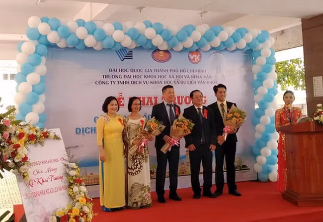 Lãnh đạo ĐH Quốc gia TPHCM và Lãnh đạo nhà trường chúc mừng Ban Giám đốc Công ty Du lịch Văn Khoa.