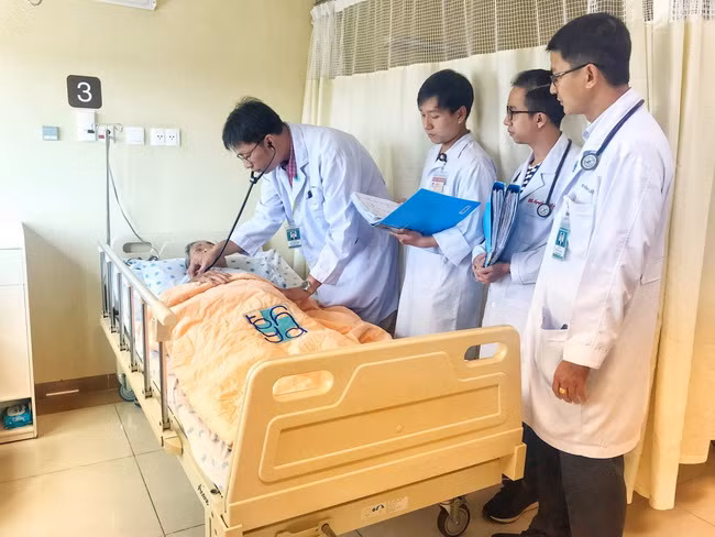 BSCKI. Trần Minh Triết – Khoa Nội tổng hợp BV ĐHYD thăm khám cho người bệnh. (Ảnh: BVCC).