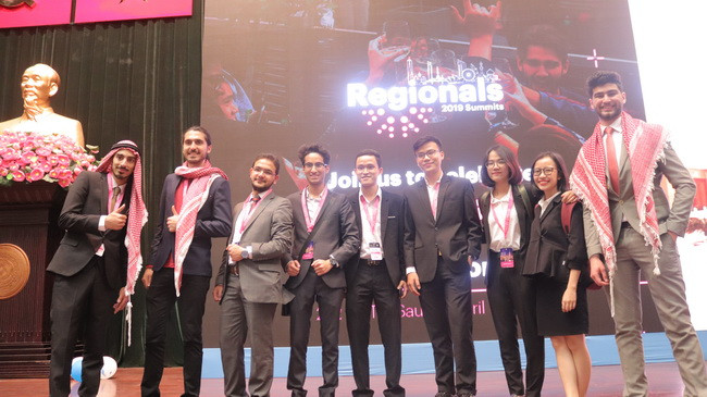 Các thí sinh chụp hình lưu niệm tại. sự kiện Các thí sinh chụp hình lưu niệm tại. sự kiện