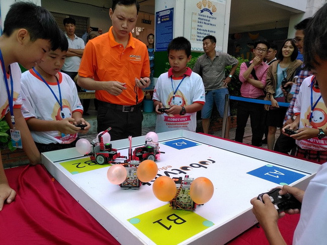 Bảng đấu robot -Bò cạp chích bóng luôn thu hút sự chú ý của rất đông cổ động viên đến cổ động cho các đội thi. Bảng đấu robot -Bò cạp chích bóng luôn thu hút sự chú ý của rất đông cổ động viên đến cổ động cho các đội thi.