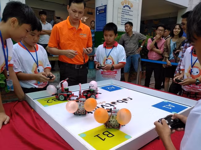 Bảng đấu robot -Bò cạp chích bóng luôn thu hút sự chú ý của rất đông cổ động viên đến cổ động cho các đội thi.
