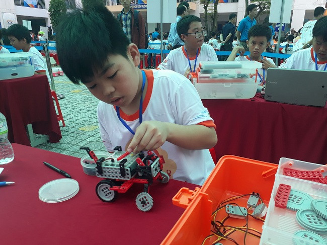 Nguyễn Trọng Diễn, học sinh lớp 7 trường THCS Lê Thành Công, Q.7, TP.HCM hoàn thiện mô hình robot bắt trộm của mình. Nguyễn Trọng Diễn, học sinh lớp 7 trường THCS Lê Thành Công, Q.7, TP.HCM hoàn thiện mô hình robot bắt trộm của mình.