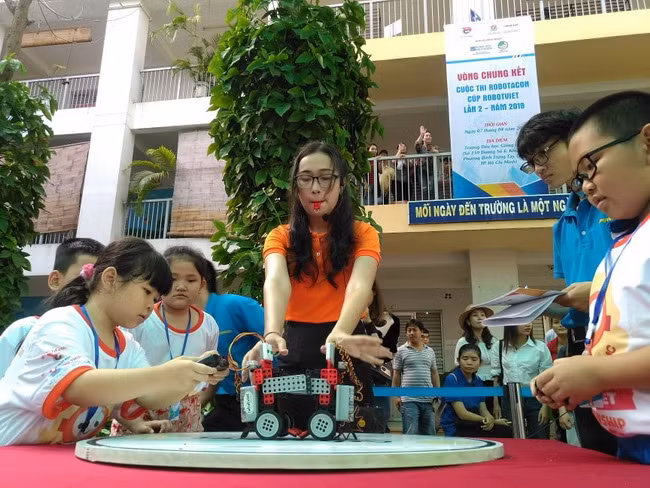 Bản đấu robot Sumo thu hút rất đông thí sinh trong đó có nhiều thí sinh nữ tham gia thi đấu.