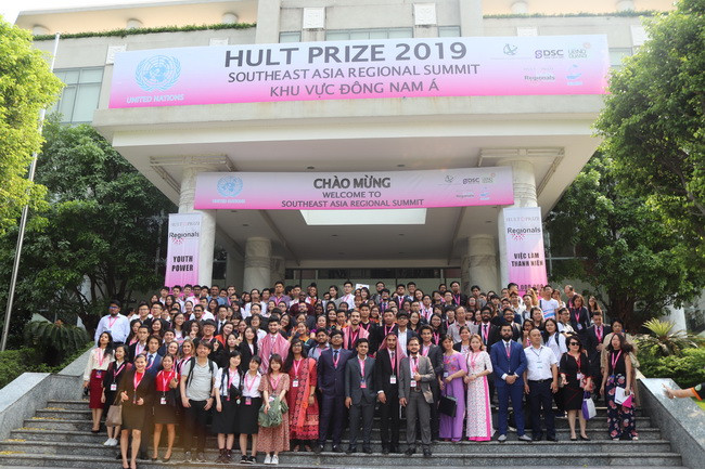 Ban tổ chức chụp hình lưu niệm với thành viên các đoàn dự thi tại vòng chung kết Hult Prize khu vực Đông Nam Á năm 2018-2019. Ban tổ chức chụp hình lưu niệm với thành viên các đoàn dự thi tại vòng chung kết Hult Prize khu vực Đông Nam Á năm 2018-2019.
