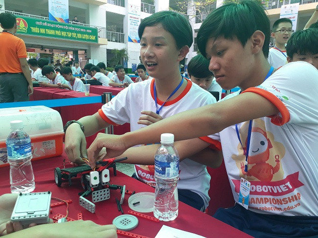 Học sinh Trường THCS Nguyễn Văn Linh, H. Bình Chánh TPHCM đang hoàn thiện và vận hành mô hình sáng chế robot thồ hàng. Học sinh Trường THCS Nguyễn Văn Linh, H. Bình Chánh TPHCM đang hoàn thiện và vận hành mô hình sáng chế robot thồ hàng.