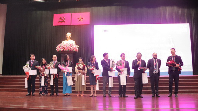 Ban tổ chức tặng hoa và kỷ niệm chương cho các thành viên ban giám khảo Ban tổ chức tặng hoa và kỷ niệm chương cho các thành viên ban giám khảo