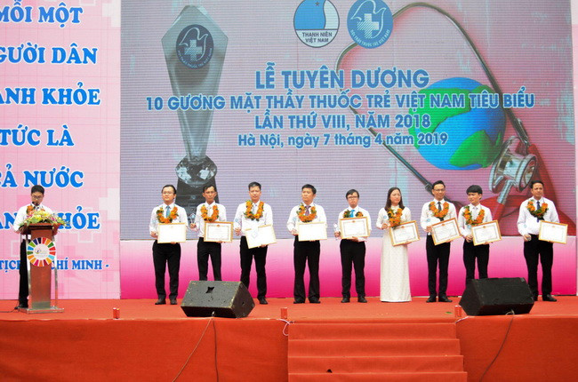 . 10 gương mặt thầy thuốc trẻ Việt Nam tiêu biểu được vinh danh lần này. . 10 gương mặt thầy thuốc trẻ Việt Nam tiêu biểu được vinh danh lần này.