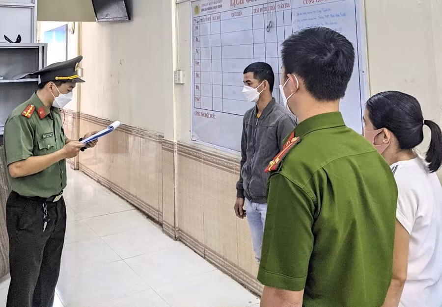 Công an tống đạt quyết định khởi tố và lệnh bắt tạm giam Phúc để điều tra.