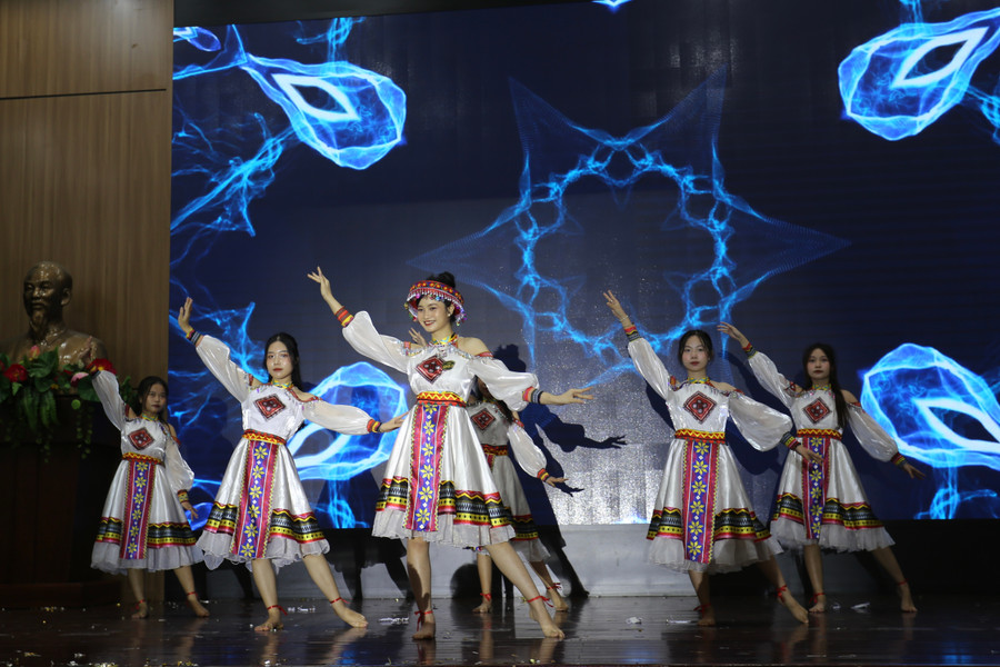 Tại vòng bán kết, các thí sinh phải trải qua phần thi tài năng. Tại vòng bán kết, các thí sinh phải trải qua phần thi tài năng.