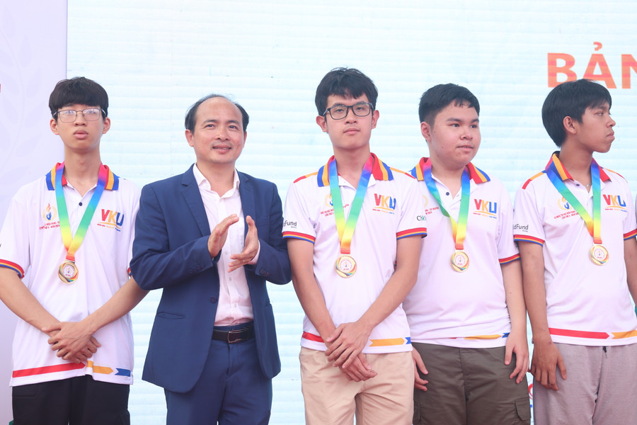 PGS.TS Huỳnh Công Pháp - Hiệu trưởng Trường Đại học VKU trao huy chương vàng cho thí sinh. PGS.TS Huỳnh Công Pháp - Hiệu trưởng Trường Đại học VKU trao huy chương vàng cho thí sinh.