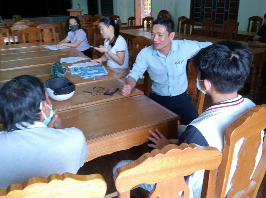 Đại diện Trường THCS Huỳnh Thúc Kháng trao đổi, tư vấn hướng nghiệp cho học sinh, với sự có mặt của phụ huynh học sinh, nhằm nắm bắt kịp thời thông tin hướng nghiệp cho con mình.