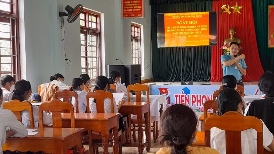 Trường THCS Phương Đông tổ chức buổi hướng nghiệp cho học sinh lớp 9. 