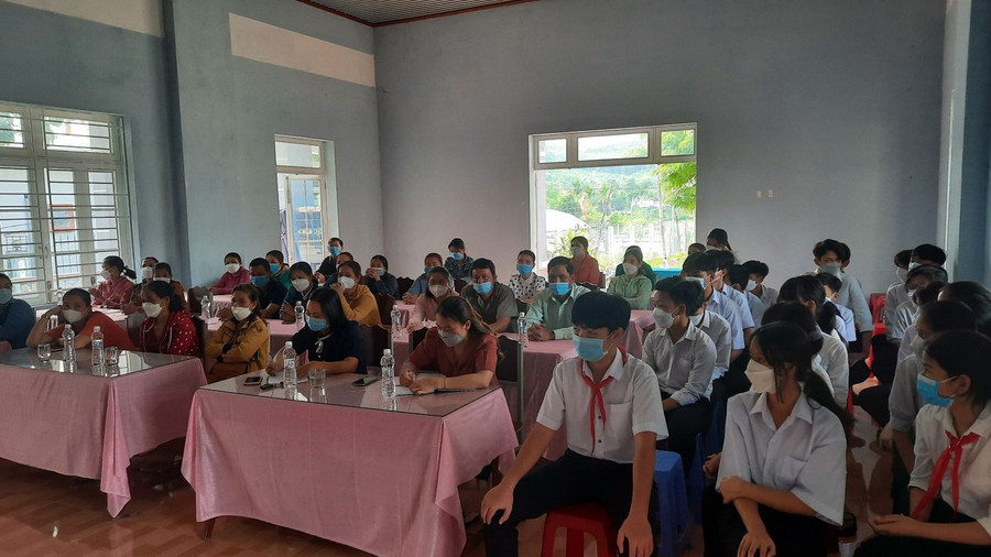 Đại diện Ban giám hiệu Trường THCS Huỳnh Thúc Kháng và lãnh đạo xã trong buổi tư vấn hướng nghiệp cho học sinh và phụ huynh học sinh.