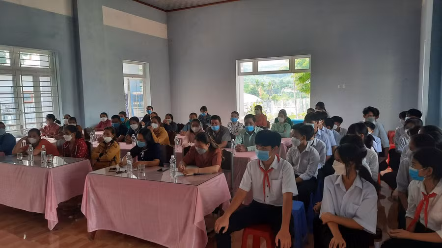 Đại diện Ban giám hiệu Trường THCS Huỳnh Thúc Kháng và lãnh đạo xã trong buổi tư vấn hướng nghiệp cho học sinh và phụ huynh học sinh.