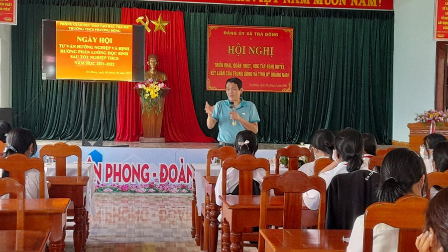 Buổi tư vấn hướng nghiệp và định hướng phân luồng học sinh sau tốt nghiệp THCS năm học 2022-2023 của Trường THCS Phương Đông.