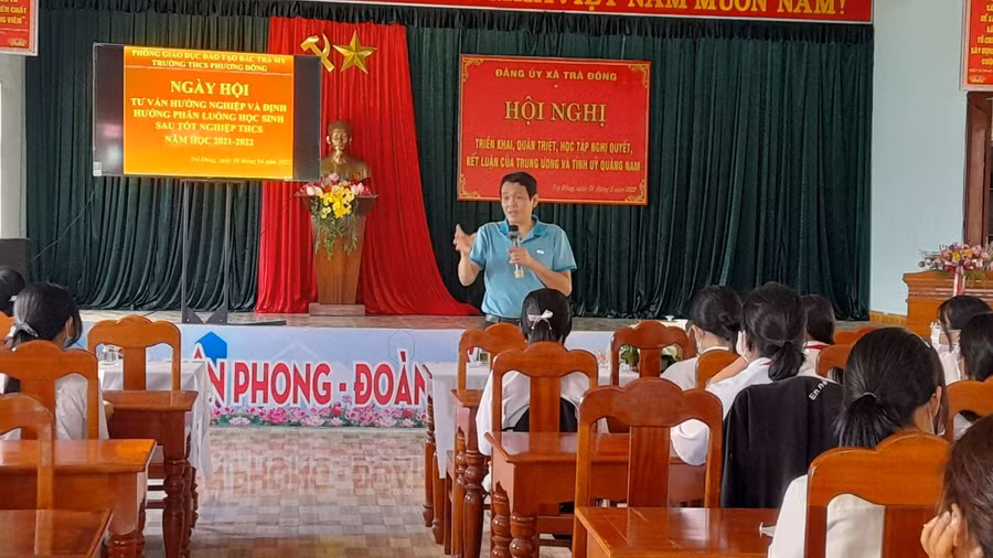 Buổi tư vấn hướng nghiệp và định hướng phân luồng học sinh sau tốt nghiệp THCS năm học 2022-2023 của Trường THCS Phương Đông.