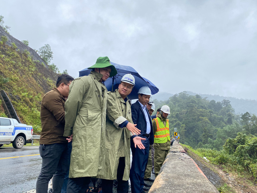 Ông Khuất Việt Hùng kiểm tra hiện trường vụ tai nạn. Ông Khuất Việt Hùng kiểm tra hiện trường vụ tai nạn.