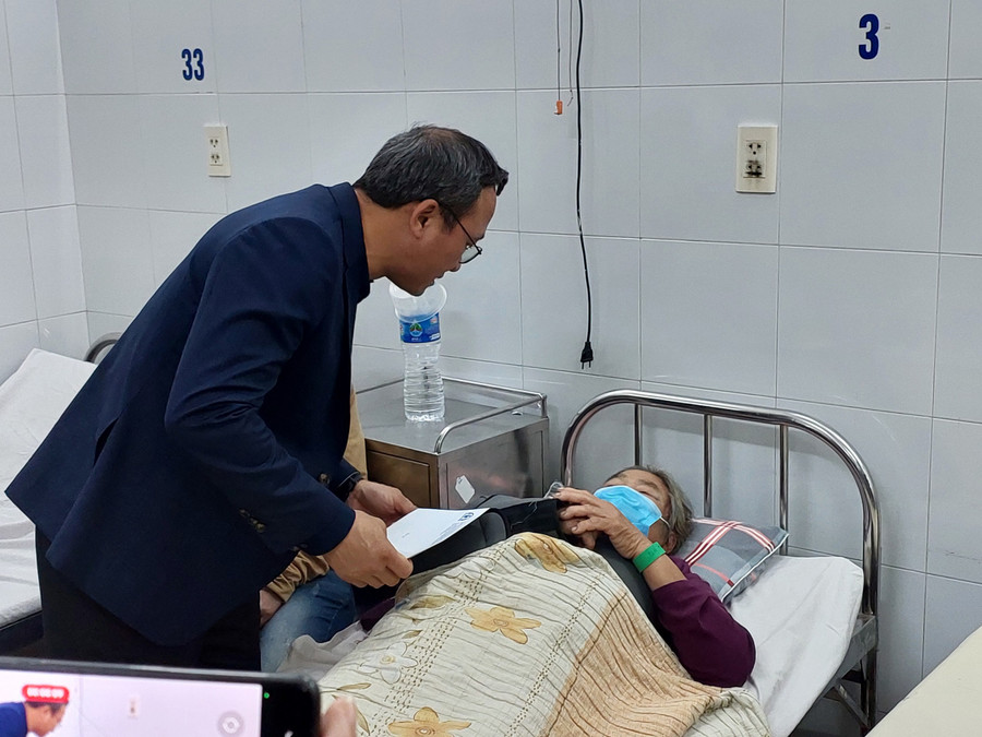 Ông Khuất Việt Hùng đến bệnh viện thăm các nạn nhân trong vụ tai nạn. Ông Khuất Việt Hùng đến bệnh viện thăm các nạn nhân trong vụ tai nạn.