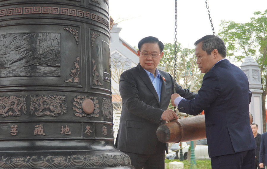 Chủ tịch Quốc hội Vương Đình Huệ và Bí thư Tỉnh ủy Quảng Bình Vũ Đại Thắng đã thực hiện nghi thức thỉnh chuông tại tháp chuông Đền thờ Bác Hồ và các Anh hùng liệt sĩ. Ảnh: N.M. Chủ tịch Quốc hội Vương Đình Huệ và Bí thư Tỉnh ủy Quảng Bình Vũ Đại Thắng đã thực hiện nghi thức thỉnh chuông tại tháp chuông Đền thờ Bác Hồ và các Anh hùng liệt sĩ. Ảnh: N.M.