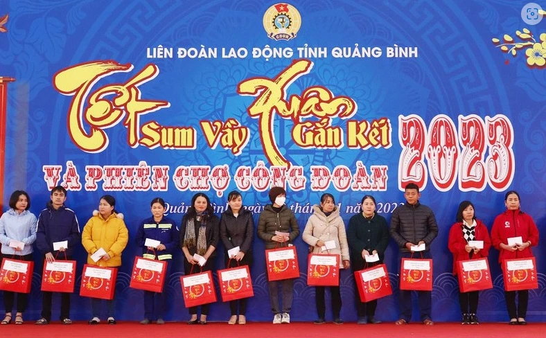 Công nhân đón nhận quà Tết từ chương trình “Tết sum vầy - Xuân gắn kết 2023”.