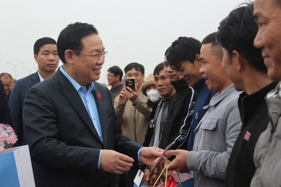 Chủ tịch Quốc hội cùng đoàn công tác đã thăm và tặng quà cho các gia đình chính sách, hộ nghèo chất độc da cam và công nhân lao động có hoàn cảnh khó khăn tại Quảng Bình. Ảnh: T.H. Chủ tịch Quốc hội cùng đoàn công tác đã thăm và tặng quà cho các gia đình chính sách, hộ nghèo chất độc da cam và công nhân lao động có hoàn cảnh khó khăn tại Quảng Bình. Ảnh: T.H.