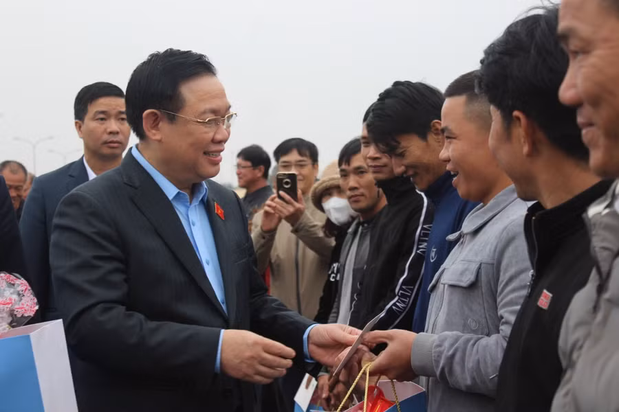 Chủ tịch Quốc hội cùng đoàn công tác đã thăm và tặng quà cho các gia đình chính sách, hộ nghèo chất độc da cam và công nhân lao động có hoàn cảnh khó khăn tại Quảng Bình. Ảnh: T.H.