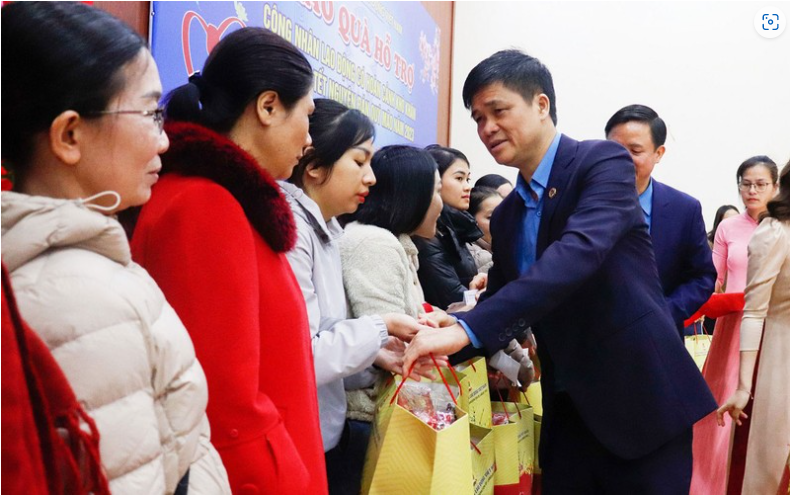 Ông Ngọ Duy Hiểu, Phó Chủ tịch Tổng Liên đoàn Lao động tặng quà Tết cho công nhân có hoàn cảnh khó khăn.