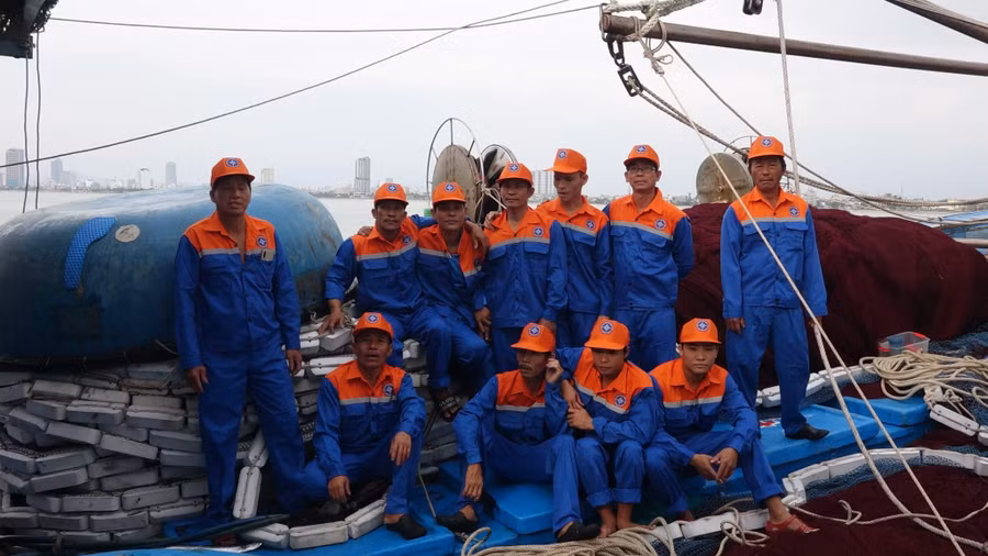 Các thuyền viên trên tàu cá gặp nạn được đưa về đất liền an toàn.