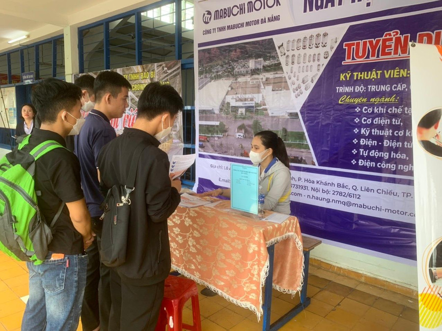 Sinh viên ứng tuyển tại ngày hội việc làm.