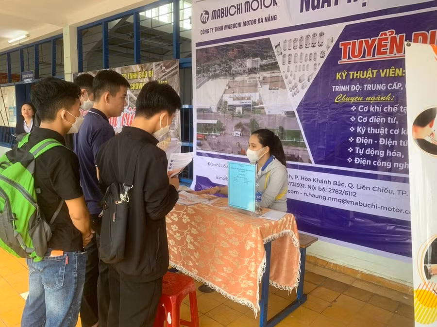 Sinh viên ứng tuyển tại ngày hội việc làm.