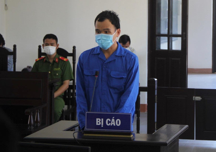 Tông xe vào chốt kiểm dịch, đánh công an, nam thanh niên lĩnh án tù