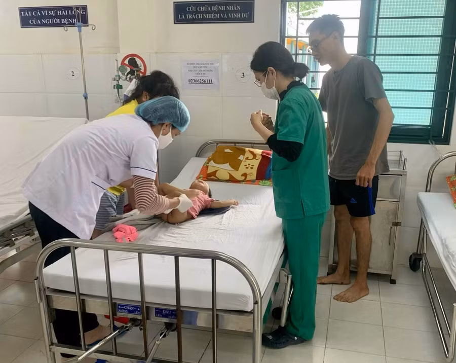 Cháu bé được đưa đến cấp cứu kịp thời. (Ảnh: CSGT Đà Nẵng)