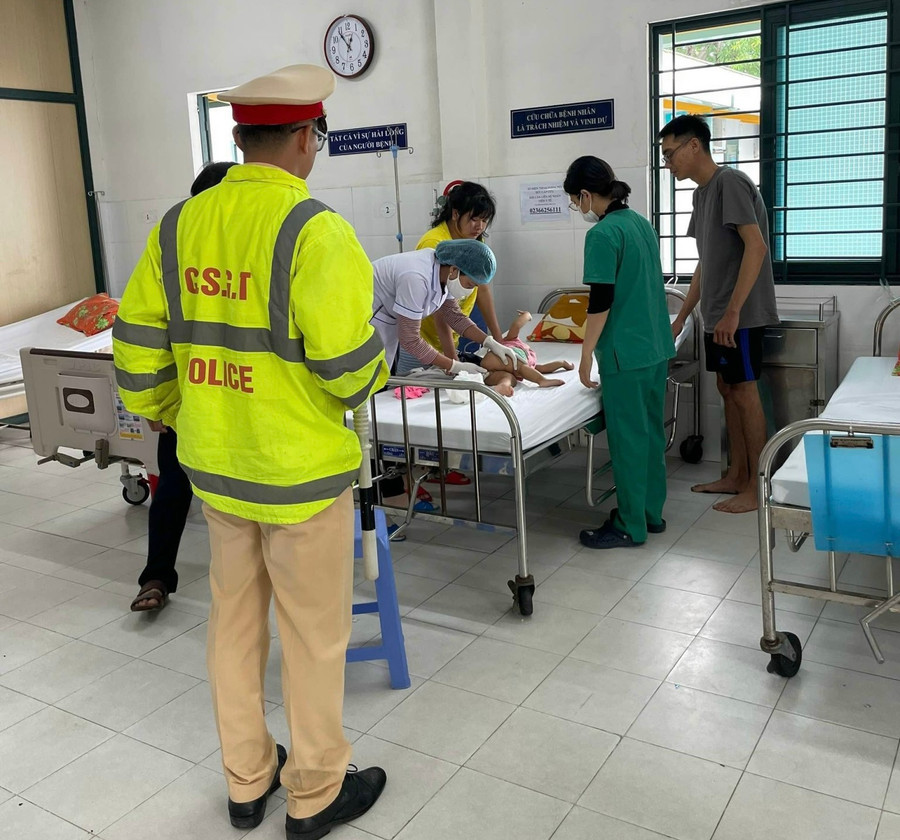 Lực lượng CSGT dùng xe đặc chủng đưa cháu bé đến bệnh viện cấp cứu. (Ảnh: CSGT Đà Nẵng)