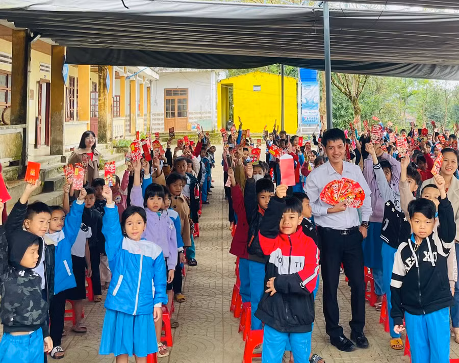 Học sinh hào hứng khi nhận được lì xì. Ảnh: Trần Vỹ 