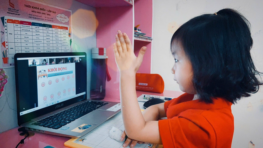 Việc học trực tuyến ngoài sự kèm cặp của phụ huynh, nhiều học sinh cũng tự giác và có ý thức xây dựng và tiếp thu bài. Việc học trực tuyến ngoài sự kèm cặp của phụ huynh, nhiều học sinh cũng tự giác và có ý thức xây dựng và tiếp thu bài.