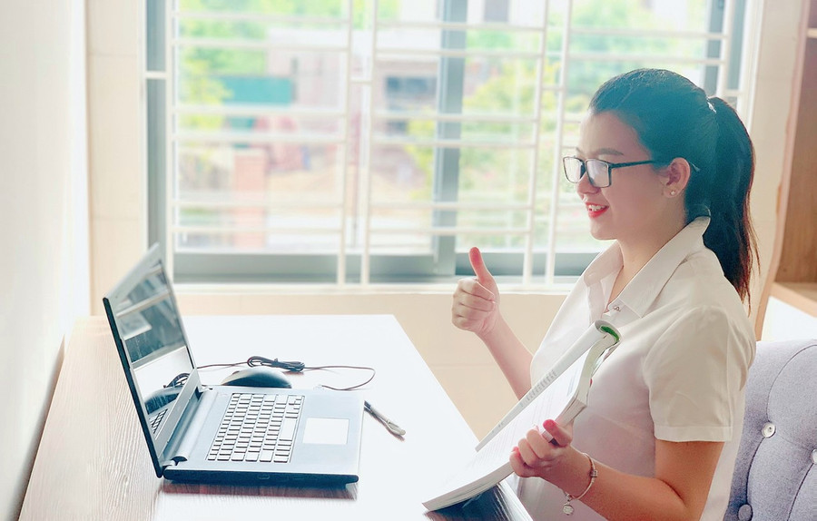 Giáo viên luôn hướng dẫn cụ thể, tạo cho các em sự thoải mái và hứng thú khi học trực tuyến. Giáo viên luôn hướng dẫn cụ thể, tạo cho các em sự thoải mái và hứng thú khi học trực tuyến.