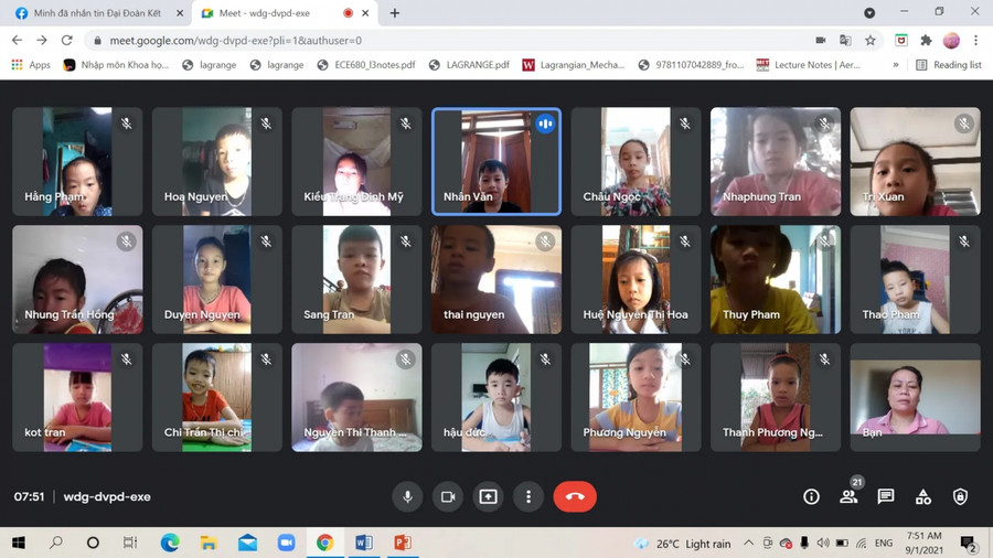 Các em học sinh đều rất nghiêm túc và nỗ lực, cố gắng trong việc học trực tuyến. Các em học sinh đều rất nghiêm túc và nỗ lực, cố gắng trong việc học trực tuyến.