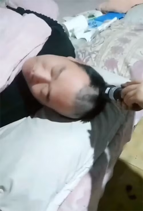 Đang ngủ nghe tiếng động lạ, ông bố tỉnh dậy rồi hét thất thanh ảnh 2