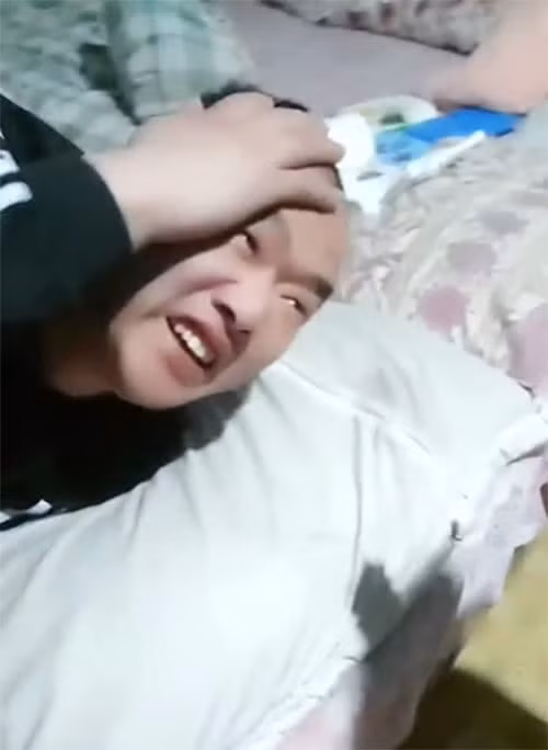 Ông bố đang ngủ nướng thì phát hiện động tĩnh lạ trên đầu mình, tỉnh dậy và sờ tay lên mà anh phát hoảng - Ảnh 3.