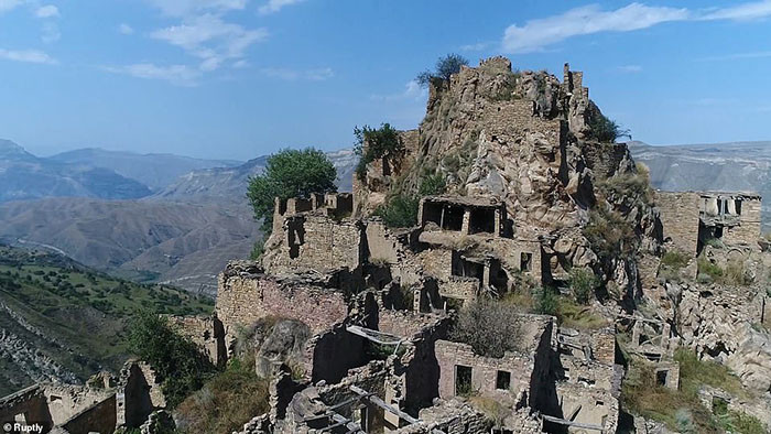 Những ngôi làng "ma" đổ nát tại nơi heo hút không người ở ảnh 3 Những ngôi làng ma lụp xụp, đổ nát tại một địa điểm heo hút không người ở - 3