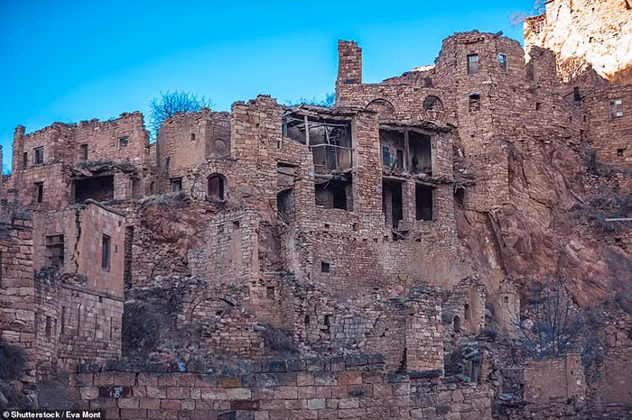 Những ngôi làng ma lụp xụp, đổ nát tại một địa điểm heo hút không người ở - 7