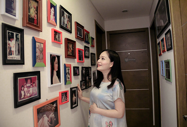 Trong nhà, Lan Phương treo nhiều bức ảnh kỷ niệm cá nhân và gia đình. Trong nhà, Lan Phương treo nhiều bức ảnh kỷ niệm cá nhân và gia đình.