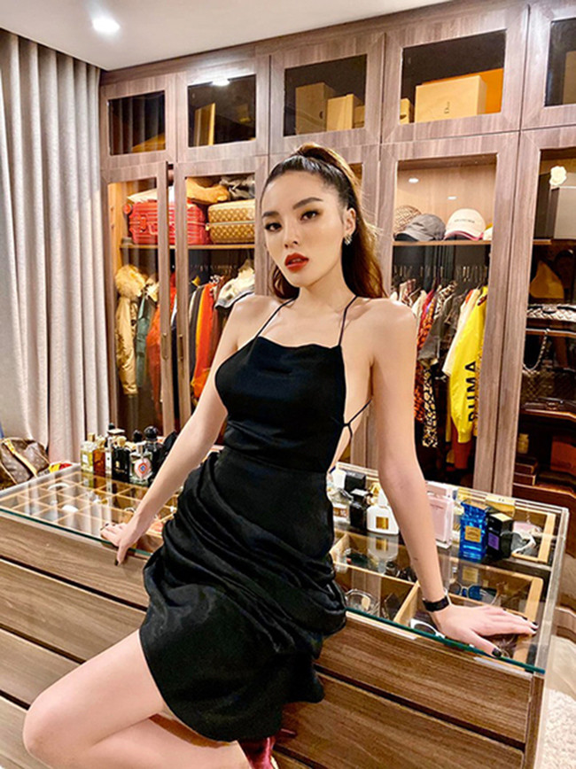 Mặc dù mới đăng quang Hoa hậu Việt Nam 2014, Kỳ Duyên đã nổi tiếng là một trong những tay chơi hàng hiệu của showbiz Việt. Mặc dù mới đăng quang Hoa hậu Việt Nam 2014, Kỳ Duyên đã nổi tiếng là một trong những tay chơi hàng hiệu của showbiz Việt.
