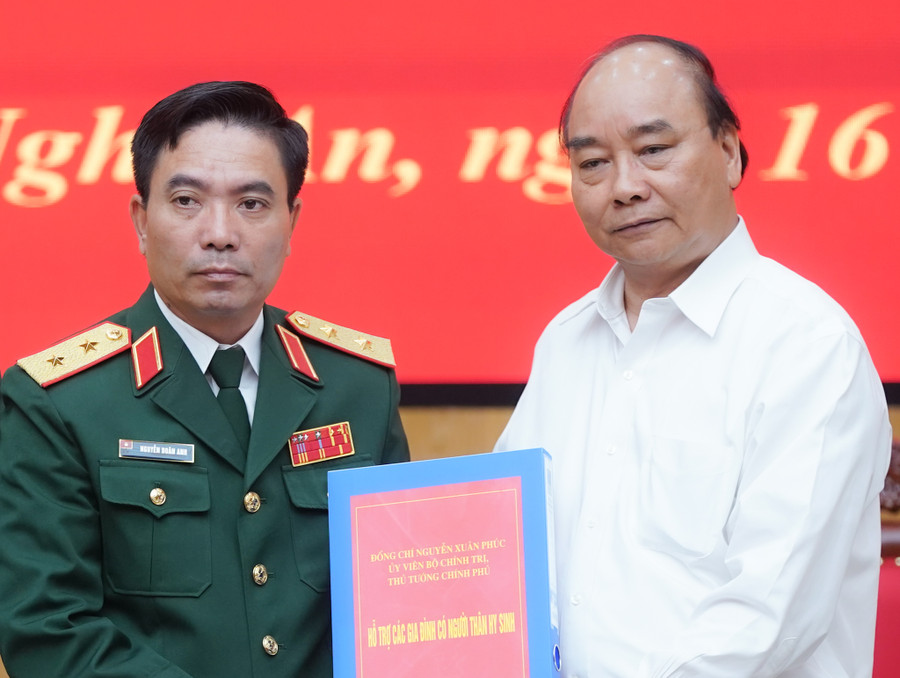 Thủ tướng: Đoàn công tác Quân khu 4 dũng cảm hy sinh để cứu dân ảnh 1