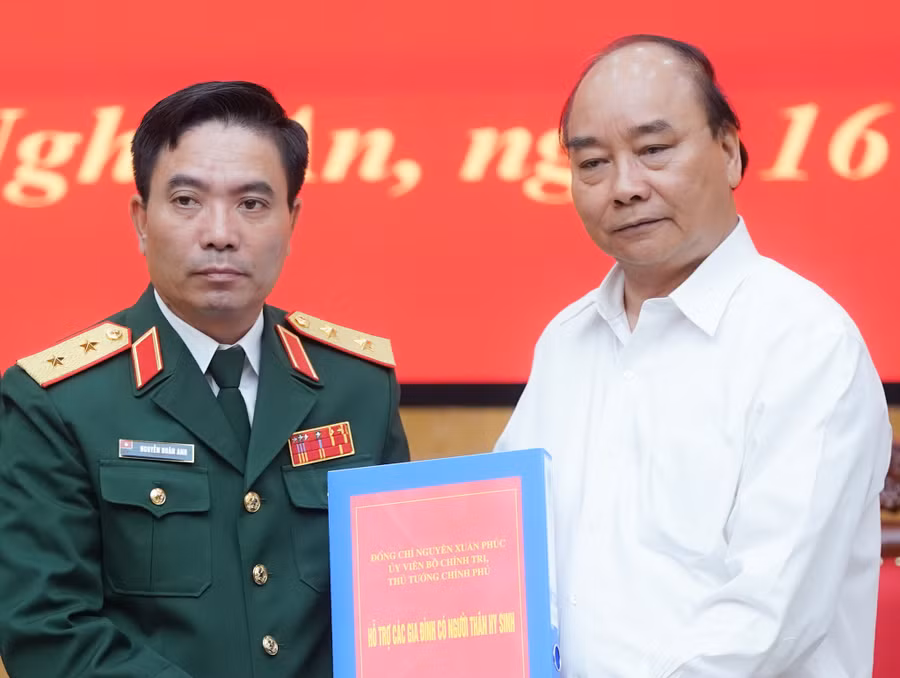 Thủ tướng: Đoàn công tác Quân khu 4 dũng cảm hy sinh để cứu dân ảnh 1