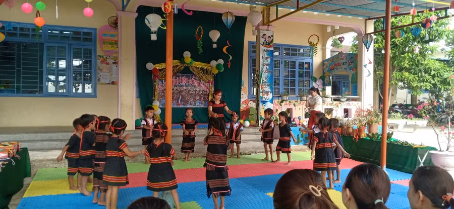 Buổi sinh hoạt ngoại khóa của các em mầm non Trường Mẫu giáo Tuổi Hồng.